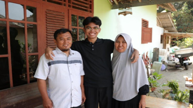 Rofi Arif Robbani (tengah) bersama kedua orangtuanya