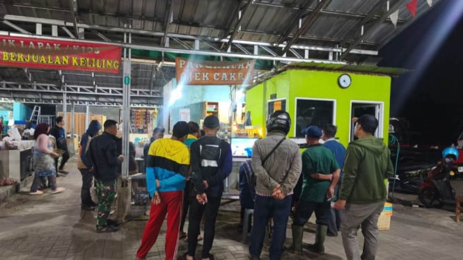 Sejumlah warga bersama anggota TNI saat Nobar Piala Dunia 2027 di Basecamp Gunung Bismo Wonosobo.