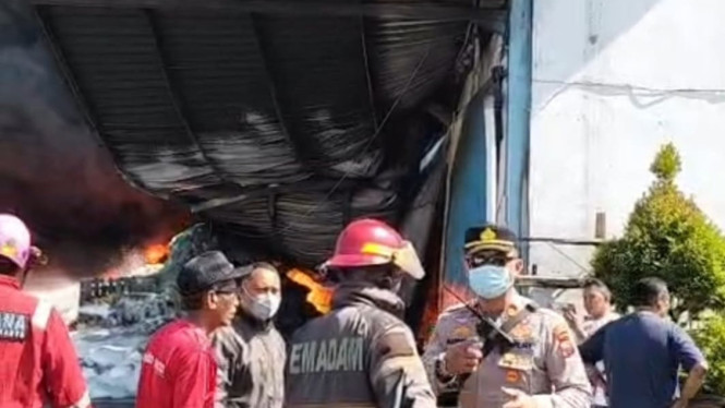 Kebakaran Hebat Landa Pabrik PT Porto Indonesia Sejahtera di Kebakkramat, Pemadaman Masih Berlangsung