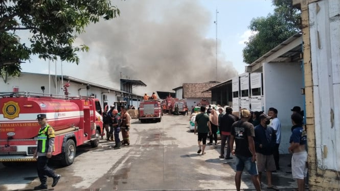 Petugas pemadam kebakaran berjibaku memadamkan kebakaran di PT Porto Indonesia Sejahtera, Kebakkramat, Karanganyar, Minggu (19/7/2026)