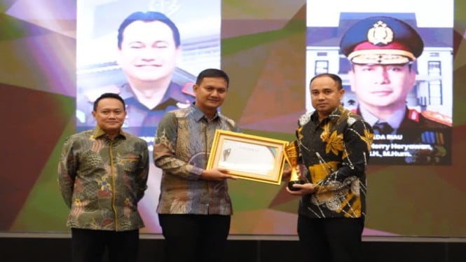 Kabid Humas Polda DIY, Kombes Pol. Ihsan,  terima penghargaan pada kategori Aparat Penegak Hukum Terbaik Bidang Komunikasi dan Informasi Publik