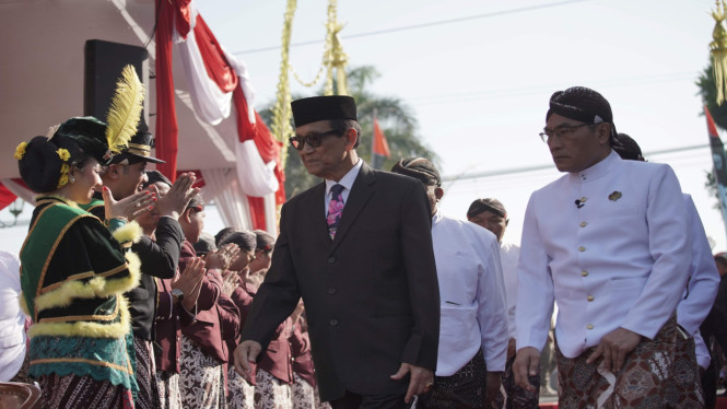 Sri Sultan HB X hadiri Peringatan Hari Jadi ke-195 Kabupaten Bantul yang digelar di Lapangan Trirenggo, Senin (20/07/2026),