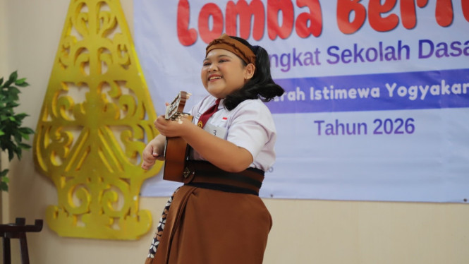 Atika Zahra Ratifa, murid SD Negeri Pujokusuman 1, tampil membawakan kisah rakyat