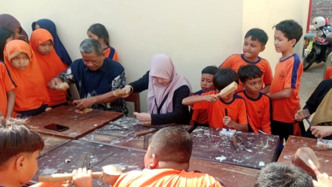 SDN 1 Sukodono  Saat Belajar Mengukir (foto: istimewa)