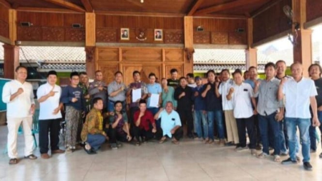 Toga Tomas Beraudensi Bersama Masyarakat di Kantor Balai Desa Tahunan