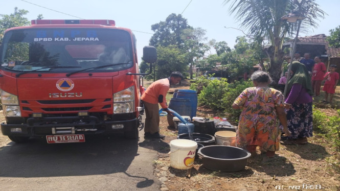 BPBD Jepara saat droping Air Bersih untuk Warga
