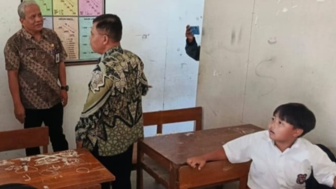 Kadiknas Karanganyar Hendro Priyono mendatangi langsung SDN 4 Seloromo di Karanganyar Hanya Punya 14 Siswa