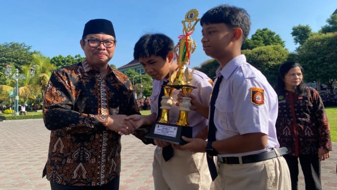 Wali Kota Yogya Hasto Wardoyo saat menyerahkan penghargaan dalam Peringatan Hari Koperasi ke-79