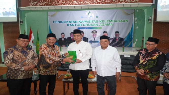 Hadir dalam kegiatan ini Wakil Ketua Komisi VIII DPR RI H Abdul Wachid, Dirjen Pendis Kemenag Prof Abu Rokhmad, Bupati Jepara