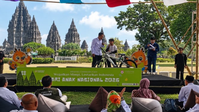 Wakil Bupati Sleman Danang Maharsa saat menyampaikan hadiah pada pelajar dalam acara Peringatan Hari Anak Nasional 2026