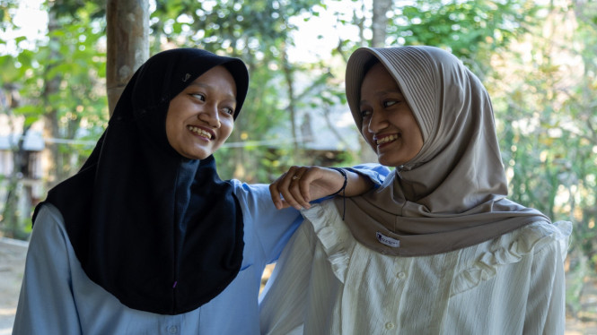 Mahmudah Lathif dan saudari kembarnya, Muzdrickah Lathif