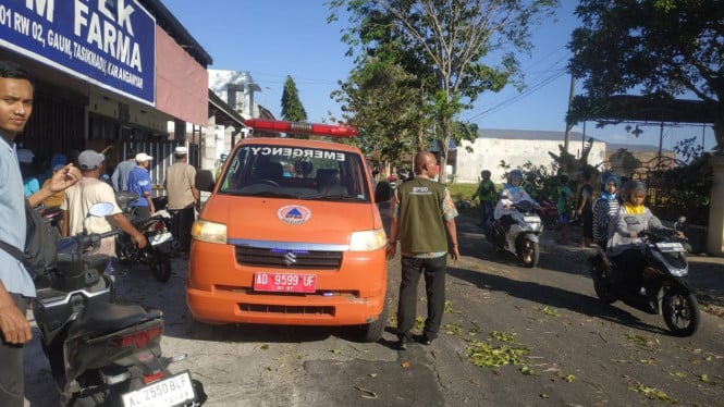 Pohon Tumbang Timpa Dua Motor di Karanganyar, Tiga Orang Terluka, Salah Satunya Dikabarkan Ojol