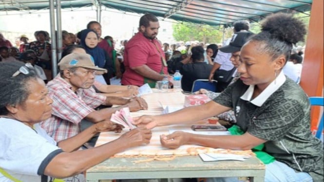 Pemerintah menegaskan peserta BPJS Ketenagakerjaan tidak otomatis kehilangan bansos, selama memenuhi kriteria DTSEN