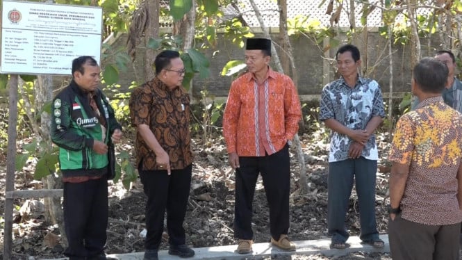 Ketua DPRD DIY Nuryadi saat meninjau hasil pembangunan talud jalan yang dibiayai APBD DIY