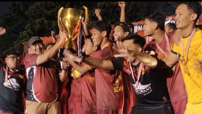 Garuda Serenan Klaten rayakan kemenangan usai menjuarai Bupati Karanganyar Cup setelah mengalahkan Puma Sukoharjo 1-0 di Lapangan RM Said,Karanganyar