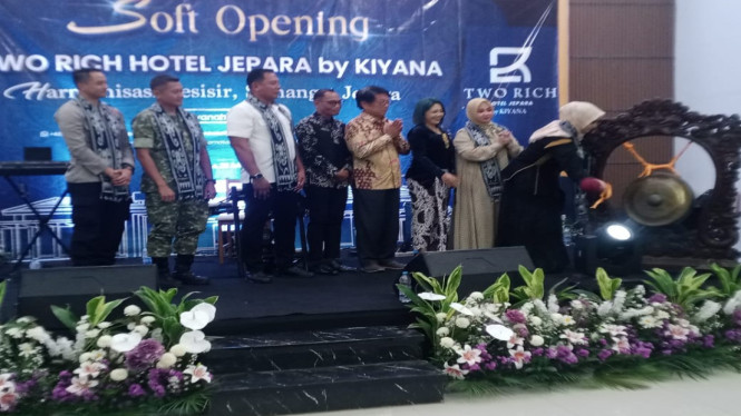 Pemululan Gong Soft Opening Two Rich Hotel Jepara (foto: dok VIVAJogja)