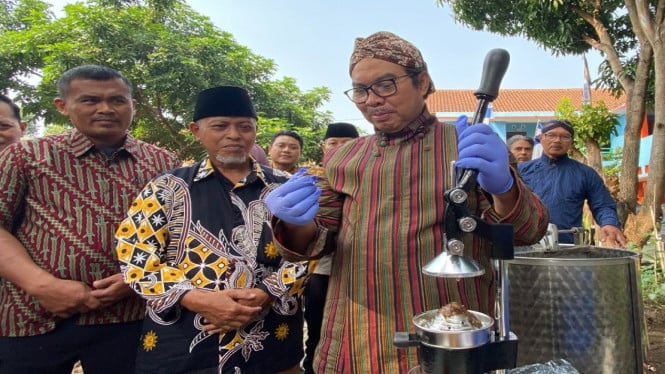 Walikota Yogya mencoba madu Surya Asy-Sifa