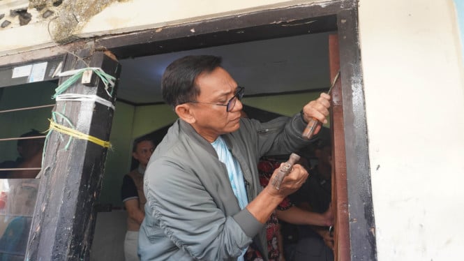 Wakil Walikota Yogya bersama warga gotong-royong jalankan Program perbaikan Rumah Tidak Layak Huni