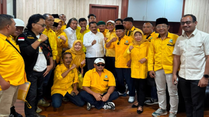 Para pengurus kecamatan Partai Golkar Kabupaten Wonosobo saat mendatangi Mahkamah Partai di Jakarta.