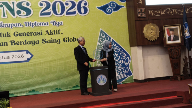 Rektor UNS Hartono saat membuka PKKMB UNS 2026 di Auditorium UNS, Selasa (11/8/2026). Sebanyak 11.237 mahasiswa baru UNS mengikuti kegiatan tersebut.