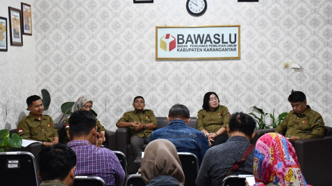 Ketua Bawaslu Karanganyar Nuning Ritwanita Priliastuti bersama jajaran saat menyampaikan capaian kinerja dan program pengawasan dalam HUT ke-8 Bawaslu