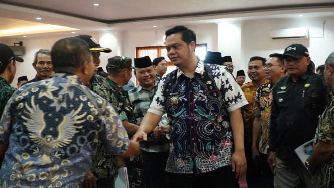 Bupati Jepara Witiarso Utomo Saat Beribttaksi Dengan Para Calon Petinggi (foto: VIVAJogja)