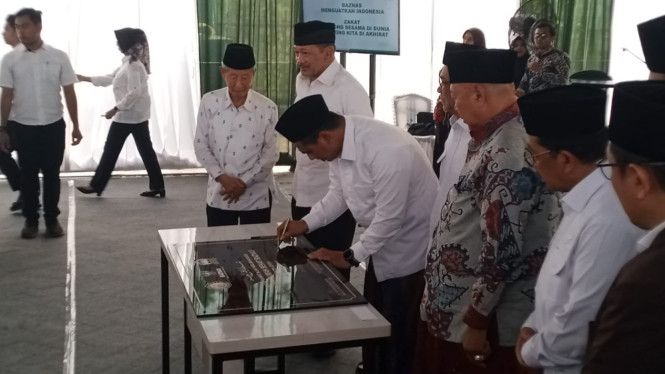 Penandatanganan Prasasti RSB Baznas oleh Wakil Gubernur Jateng Tak Yasin (foto: VIVAJogja)