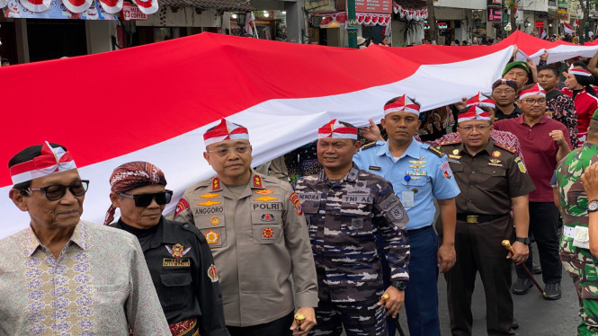 Sri Sultan HB X ikut membentangkan Bendera Merah Putih sepanjang 481 meter dibentangkan dari kawasan Tugu hingga titik nol kilometer.