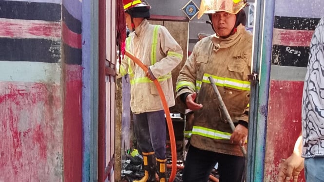 Petugas pemadam kebakaran Sedang Berjibaku Padamkan Api (foto: VIVAJogja)