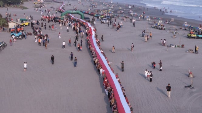 Bendera Merah Putih sepanjang 481 meter di kawasan Pantai Parangtritis hingga Parangkusumo,