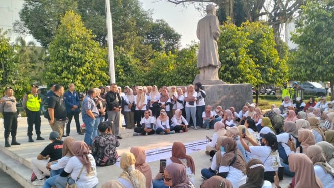 Karyawan PT Mataram Tunggal Garment bersama perwakilan  DPD KSPSI DIY aksi di DPRD DIY