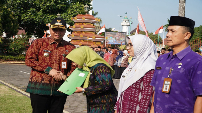 Bupati Jepara Witiarso Utumo Penyerahan SK Guru (foto :dok Vivajogja)