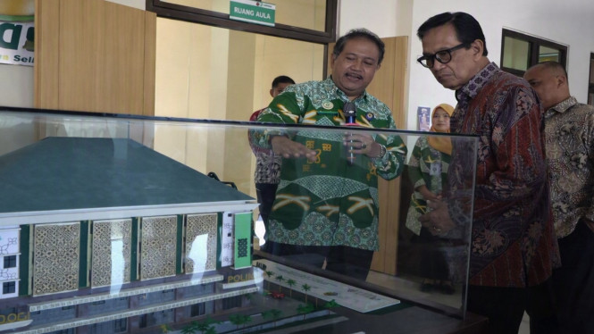 Sri Sultan HB X mendengarkan penjelasan soal tiga gedung baru di Rumah Sakit Jiwa Grhasia, Pakem,