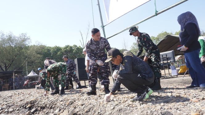 Aksi Bersih Pantai Sigandu, 186 Personel TNI AL Ajak Warga Peduli Lingkungan