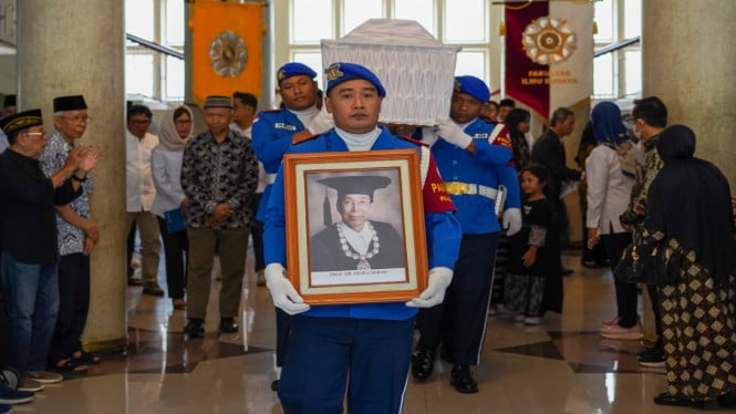 Penghormatan terakhir  Prof Dr H Djoko Suryo di Balairung UGM