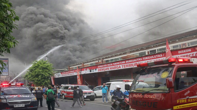 Toko bahan bangunan dan elektronik modern di Berbah Sleman ludes terbakar.
