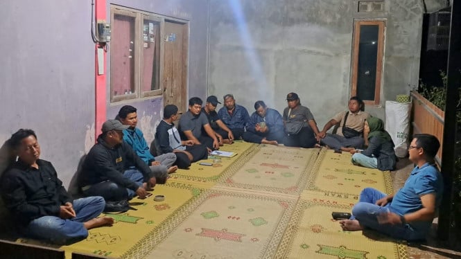 Para pekerja jasa layanan pembuangan sampah yang tergabung dalam Paguyuban Eker-Eker Golek Menir