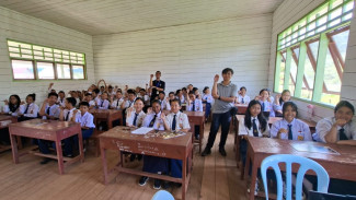 Di Hari Konservasi, Siswa di Pedalaman Dikenalkan Reptil dan Amfibi Hutan Kalimantan