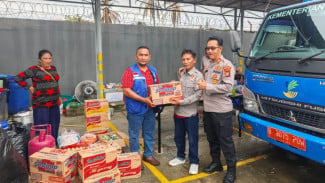 Polsekta Samarinda Kota dan Relawan Info Taruna Samarinda Serahkan Bantuan untuk Korban Kebakaran di Jalan Diponegoro