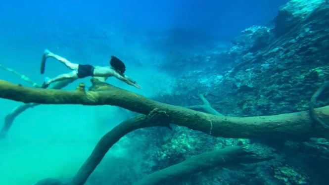 Danau Labuan Cermin, adalah danau yang sangat jernih seperti cermin