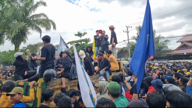Aksi Unjuk Rasa di DPRD Kaltim
