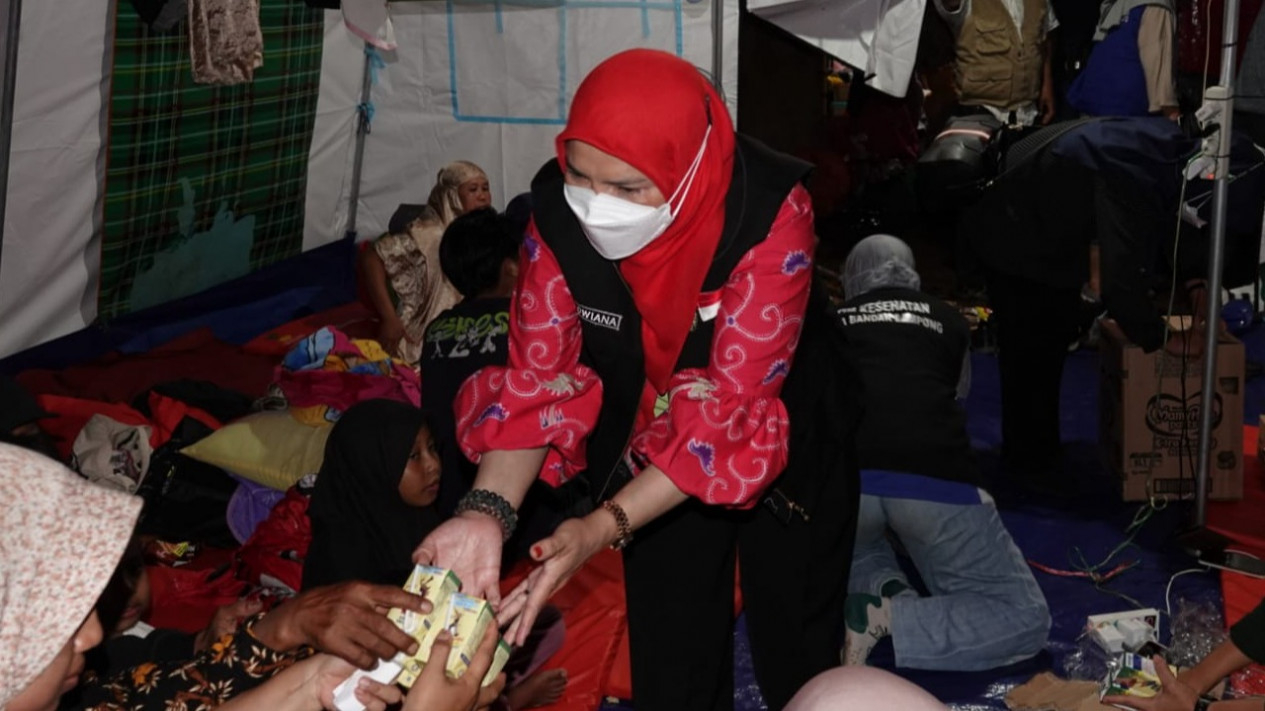 Walikota Eva Dwiana Saat Berada di Posko Pengungsian
