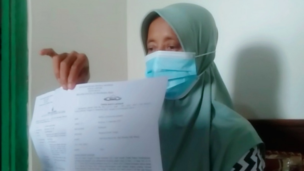 Ibu AS tunjukkan bukti laporan ke Unit PPA Polres Mesuji