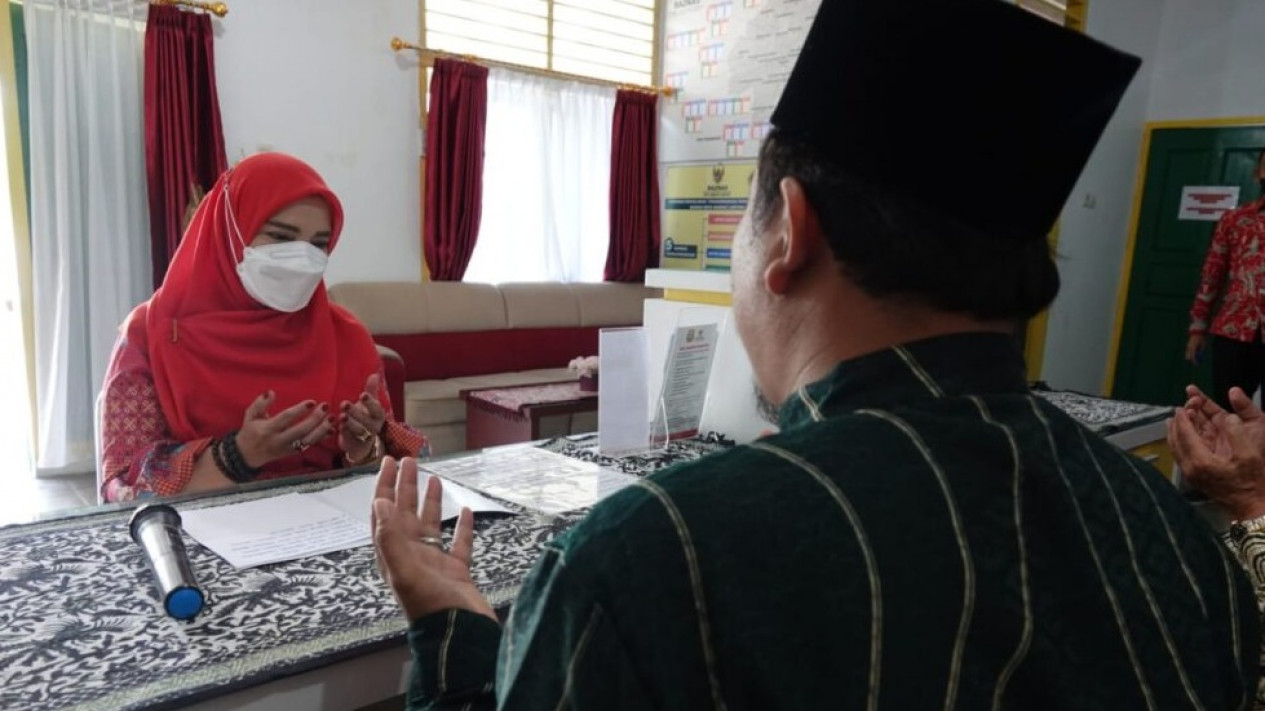 Wali Kota Eva Dwiana Bayar Zakat di Baznas Bandarlampung