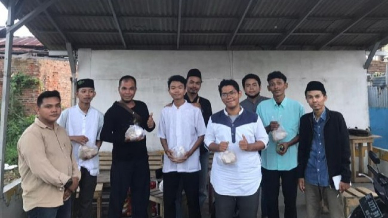 Ranting NU Kalibalau Kencana Gelar Kegiatan Sosial Berbagi Nasi.