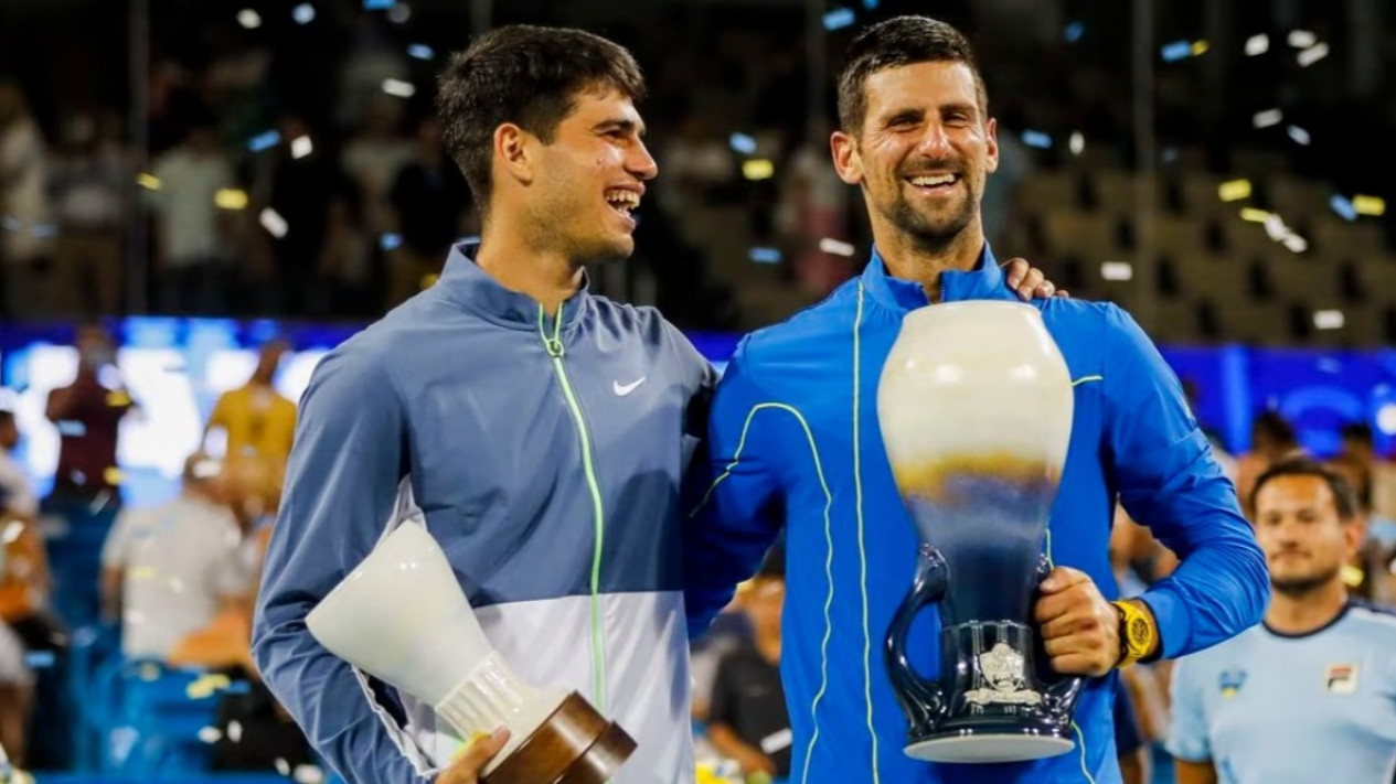 Carlos Alcaraz dan Novak Djokovic setelah final Western and Southern