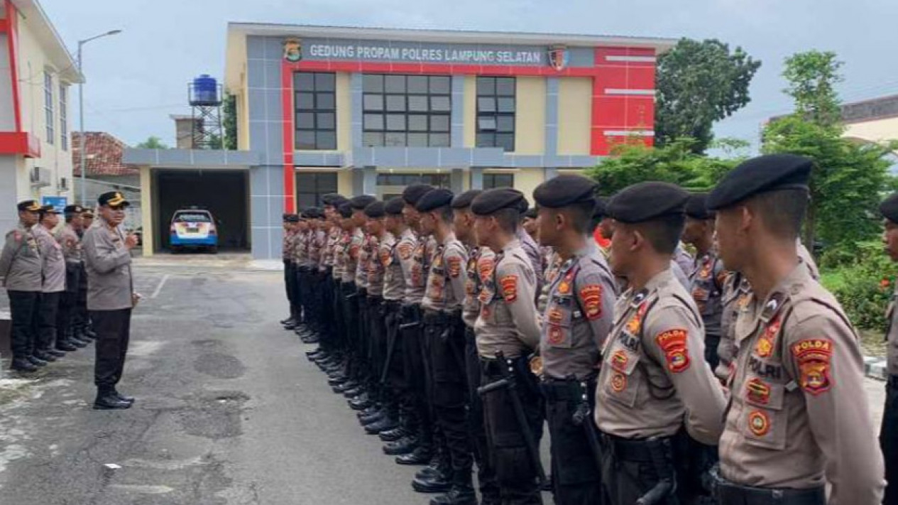 Kapolres Lampung Selatan, AKBP Yusriandi memberikan arahan dalam mengantisipasi potensi terjadinya pelemparan batu.