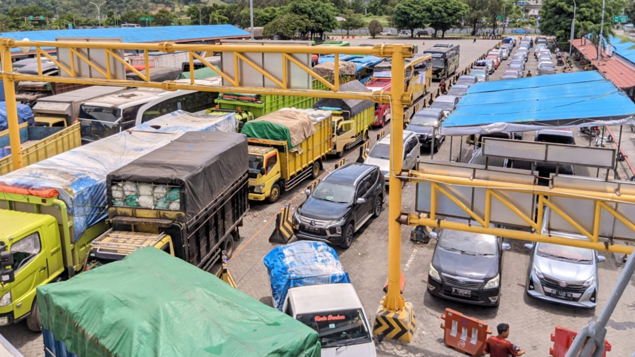Antrian kendaraan di Dermaga 3 Pelabuhan Bakauheni, Sabtu (6/4)