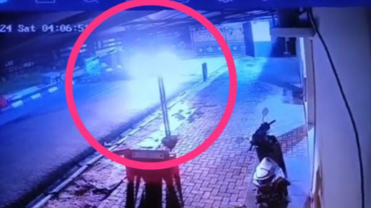 Tangkap layar Cpelaku melepaskan tembakan ke arah Mako Polda Lampung