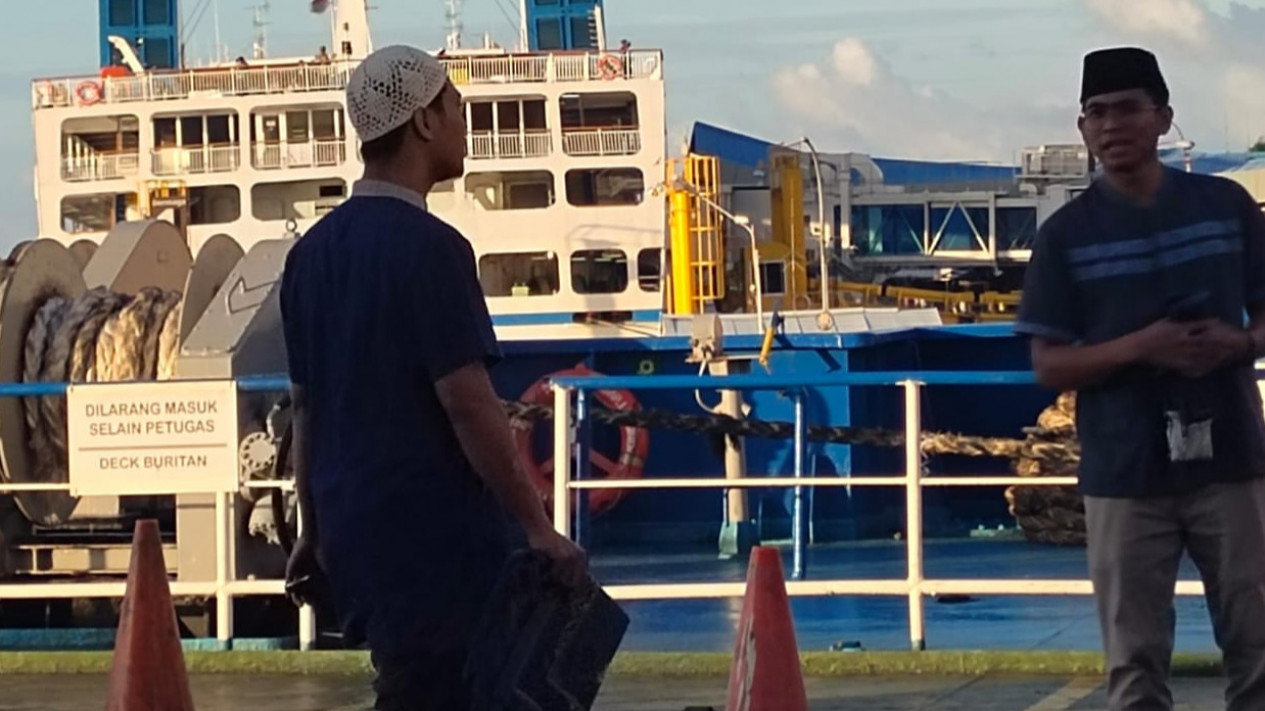 Awak kapal dan penumpang menggelar Salat Idul Fitri di atas kapal